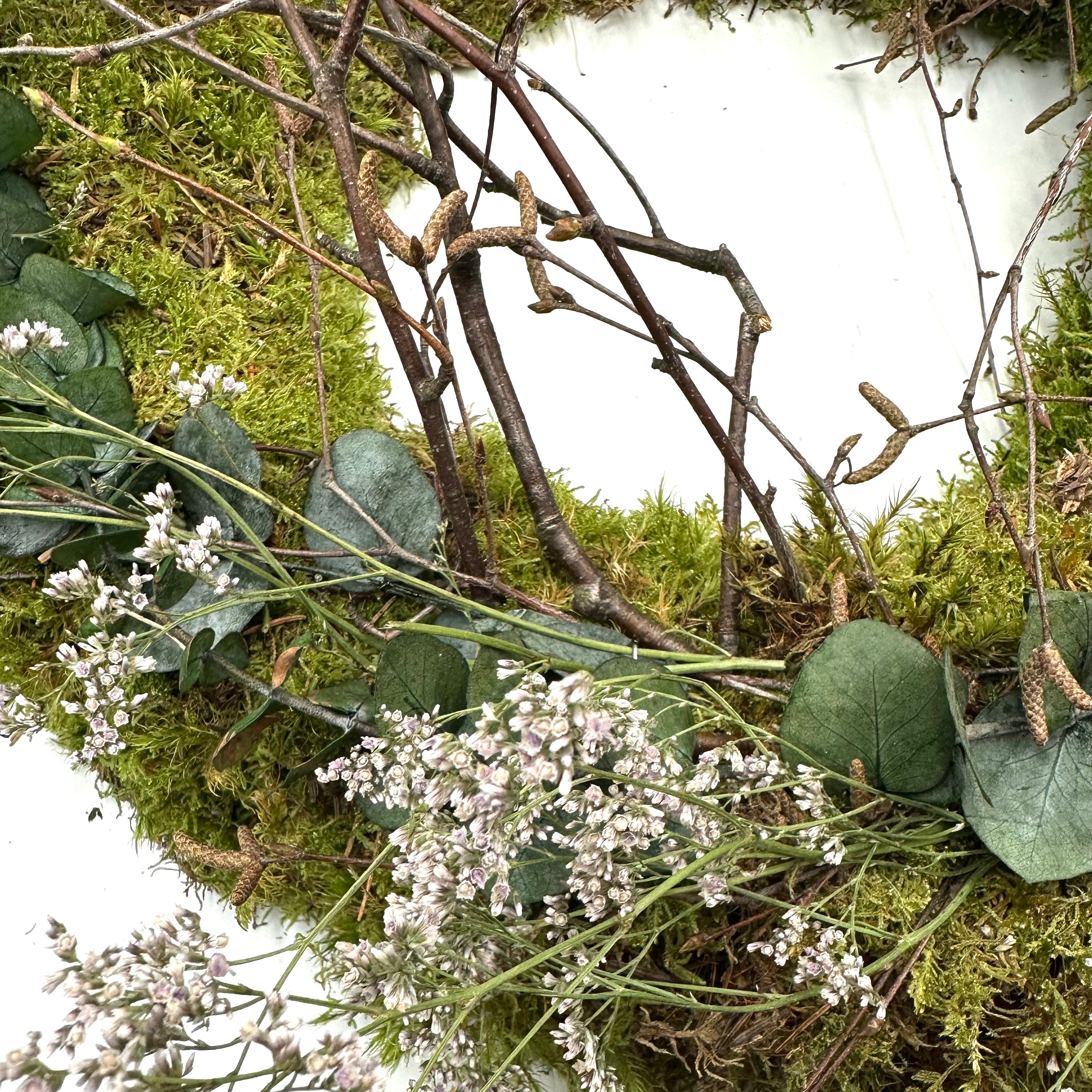 Mooskranz mit Birkenzweige, präparierten Eukalyptus und Statice (lange haltbar)